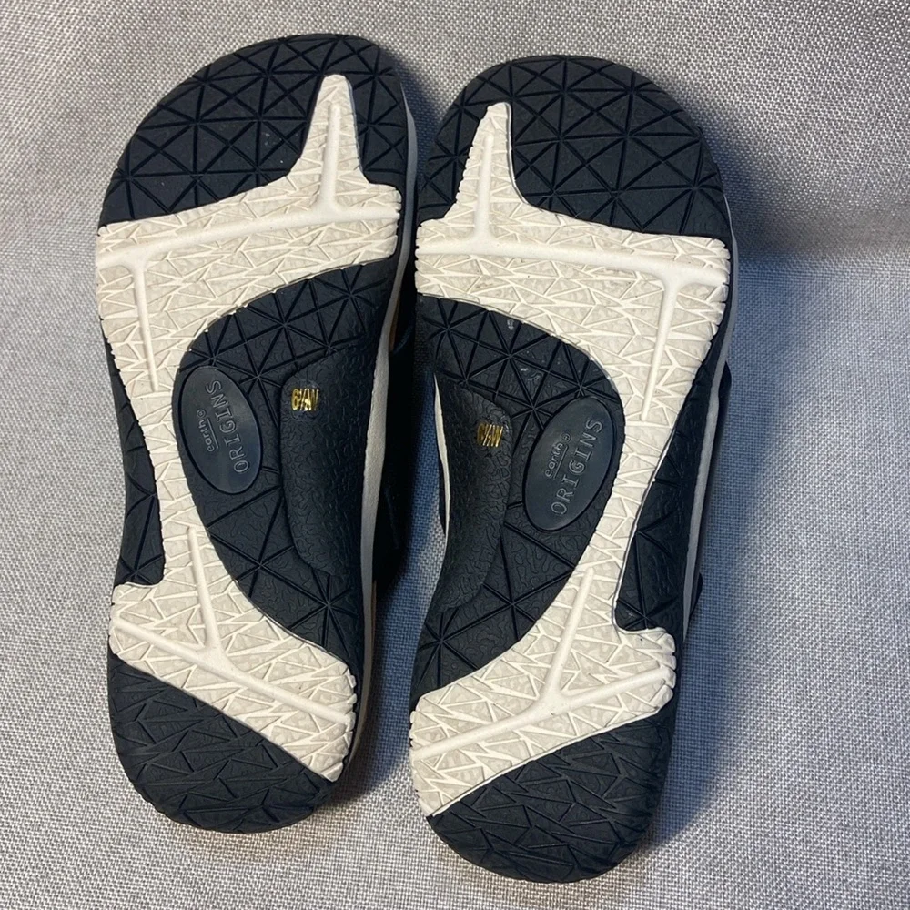 Earth Women's Suzie Flat Sandal Size 6,5. New.